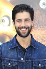 Stephanie Beatriz presta su voz al personaje de Gertie, el dinosaurio.