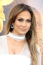 Jennifer Lopez acudió a la exhibición y posó junto a los protagonistas de la película.