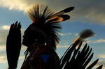 David Lee, un miembro de la tribu Shoshone - Bannock , hace una pausa entre las danzas ceremoniales en el festival indio Shoshone - Bannock en Fort Hall, Idaho.