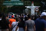 Ciudadanos venezolanos cruzan hoy, el puente fronterizo Simón Bolívar, en San Antonio del Táchira (Venezuela).