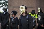 Los manifestantes vestidos con máscaras de Guy Fawkes se reúnen cerca de una protesta contra el candidato presidencial republicano de Estados Unidos, Donald Trump antes del inicio de la Convención Nacional Republicana en Cleveland, Ohio.