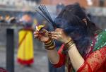 Las mujeres hindúes de Nepal oran o adoran al Señor Shiva durante el primer día de la Sarwan Brata festival, el mes de ayuno, en las instalaciones del templo de Pashupati en Katmandú, Nepal.