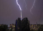 Relámpago se ve en el cielo de la torre de televisión Ostankino durante una tormenta en Moscú, Rusia.