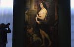 Un fotógrafo toma fotos de la obra "Venus en pieles" en la Galería de Retratos de Sansouci en Potsdam (Alemania).