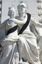 Bandas negras decoran las estatuas del Monumento del Centenario, en el paseo de los Ingleses de Niza (Francia).