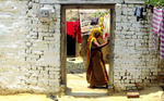 Imagen tomada en la localidad de Anandpur, en el estado norteño de Uttar Pradesh, en la que se ve a Mamta Chauhan en la entrada de su casa, que acaba de recibir conexión eléctrica.