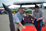 El presidente de México, Enrique Peña Nieto (c), el secretario de Agricultura, José Calzada (i), y el gobernador de Michoacán, Silvano Aureoles (d), montan en un tractor en el municipio de Charo.