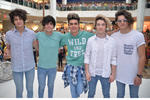 El grupo acudió hoy a un centro comercial de Torreón para la firma de autógrafos.