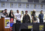 El reparto de Justice League durante el panel de Warner Bros. en la Cómic Con.