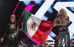A pocos minutos de haber arrancado con su espectáculo, el cual también será el último que dieron en la nación, el grupo mostró una bandera de México y agradeció a todos por venir.