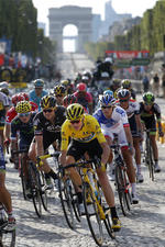 El británico Chris Froome (Sky) entró por tercera vez con el maillot amarillo de vencedor del Tour de Francia.