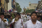 Cientos de mujeres lucieron su belleza portando los vestidos regionales  en el inicio de los festejos de la Guelaguetza.