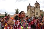 Cientos de mujeres lucieron su belleza portando los vestidos regionales  en el inicio de los festejos de la Guelaguetza.
