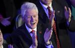 Bill Clinton y Tim Kaine aplauden a Hillary durante la convención.