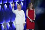 La candidata junto a su hija Chelsea Clinton durante la Convención Nacional Demócrata celebrada en Filadelfia.