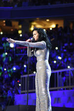 La cantante estadounidense Katy Perry compartió su música en la Convención Demócrata.