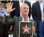 Michael Keaton develó su estrella en el Paseo de la Fama de Hollywood.