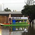 Los tuiteros han relacionado el tema con el de la llegada de Uber a Torreón, donde muestran cómo estaría operando este servicio en plenas inundaciones.