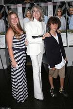 La actriz sudafricana Charlize Theron adoptó a su hijo Jackson después de terminar su relación con Stuart Townsend y después sumó a su familia de dos a la pequeña August.