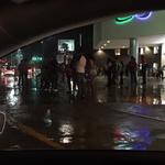 Fueron desalojados por la fuerte lluvia los paseantes en centro comercial.