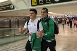Los futbolistas Jose Abella, Jorge Torres Nilo y César Montes posan para las fotografías en su llegada a Río.