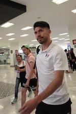 Los futbolistas Jose Abella, Jorge Torres Nilo y César Montes posan para las fotografías en su llegada a Río.