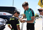 Jesús Molina firmando autógrafos a los aficionados santistas.