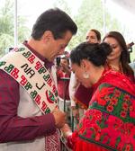 Peña Nieto fue recibido con una ceremonia tradicional mazahua y se le entregó el bastón de mando.