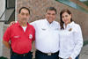 10082016 AGRADABLE VISITA.  Visita del Gobernador de Distrito, Ariel García, al Club Rotario Torreón Sur, en la entrega de donativo a la subestación de bomberos. En la fotografía, aparecen Salvador Zamora, Ariel García y Maribel de la Cruz.