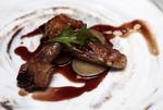 Una paloma cocinada a fuego lento y que forma parte de los 18 platos de una cena que ofrece un restaurante en Singapur.