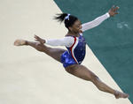 Aly Raisman en su actuación en la Viga de equilibrio femenino.