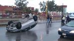 Sobre el Periférico de Torreón, una conductora se volcó al circular a exceso de velocidad. Pese a lo aparatoso del accidente, la mujer resultó ilesa.