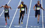 El francés Jimmy Vicaut dominó la primera semifinal con 9.95 y el estadounidense Justin Gatlin, abucheado por un público que no le perdona su pasado (cuatro años suspendido por dopaje) se impuso en la tercera con 9.94.