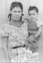 07082016 RaÃºl PÃ©rez acompaÃ±ado por su madre, Ma. de los Ãngeles Galindo, en abril de 1957.