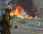 El incendio ocurre en un área montañosa del condado de San Bernardino.