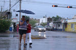 Pese a que se registraron leves lluvias en la mañana, los padres de familia acudieron a dejar a sus hijos a la escuela.