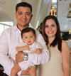 22082016 EN FAMILIA.  David Ramos Lira y Betty Alarcón Hernández con el pequeño Lorenzo Ramos Alarcón.