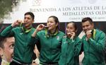 Los medallistas mexicanos arribaron a la Ciudad de México donde fueron recibidos por cientos de personas.