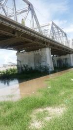 El agua proveniente de la presa Francisco Zarco comenzó a llegar después de las 13:30 horas a la zona del puente plateado que une a Torreón con Gómez Palacio.