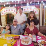 25082016 Clemente y Carolina festejando con sus hijos 50 años de casados.