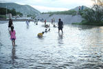 A pesar de los problemas los laguneros asisten a divertirse al río.