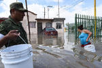En la zona urbana de Torreón, las casi seis horas continuas de lluvia provocaron inundaciones parciales en doce colonias, sobre todo del oriente norte y oriente sur de la ciudad, además de un severo caos en vías como el Periférico Raúl López Sánchez.