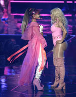 Entre otras actuaciones Ariana Grande trajo una clase de spinning para cantar Side to Side con Nicki Minaj.