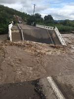 El primer colapso de un puente se registró en el kilómetro 144 de la carretera Durango- Parral, que se encuentra cerca de la comunidad La Cuesta en el municipio de Rodeo, a causa de la fuerza del arroyo Francisco Zarco.