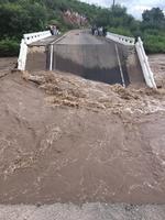 De acuerdo a Enrique Rentería, director de la Unidad Municipal de Protección Civil de Rodeo, al puente lo fracturó un tronco de grandes dimensiones que era arrastrado por la corriente de agua,.