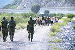 Debido a esto, personal del Ejército Mexicano, que ha aplicado el Plan DN-III, auxiliado por Protección Civil y Seguridad Pública, comenzaron la evacuación.