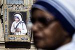 La madre Teresa de Calcuta se ha convertido en santa 19 años después de su muerte, el 5 de septiembre, y tras un rápido proceso de canonización ya que fue proclamada beata el 19 de octubre de 2003 en otra ceremonia multitudinaria en el Vaticano.
