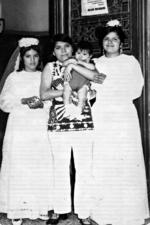 04092016 Emma Rodríguez, Baltazar Méndez, Catalina Rodríguez y Guadalupe Rodríguez. Recuerdo de la Primera Comunión de Catalina y Guadalupe en agosto de 1973.