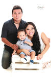 04092016 Eduardo Hurtado López y Brenda Ochoa Martínez con su hijito, Noel Hurtado Ochoa, en una bella fotografía de estudio. - Click! photography
