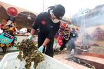 LIMA (PERÚ).- Cocineros preparándose para cocinar el plato pachamanca en la feria gastronómica Mistura en la ciudad de Lima (Perú). A la sombra de la popularidad alcanzada por el ceviche, la gastronomía peruana mantiene vigentes platos milenarios como la pachamanca, contundente expresión culinaria de los Andes, que mezcla carnes, tubérculos y legumbres cocinados bajo tierra, en un horno soterrado con piedras calientes. EFE